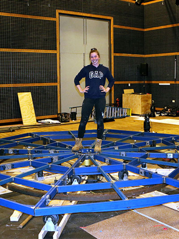 2014_Taylor Hill_ on the revolve_600x800