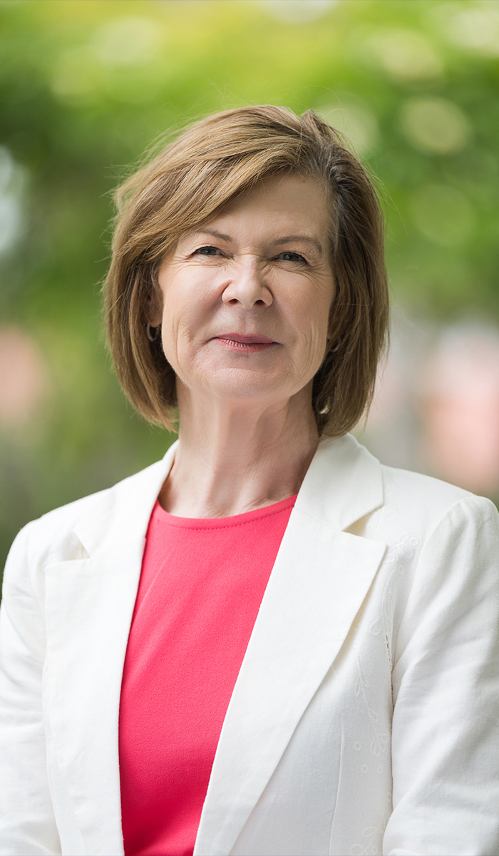 Lisa_Moloney_2025_Side_Images700wx1200